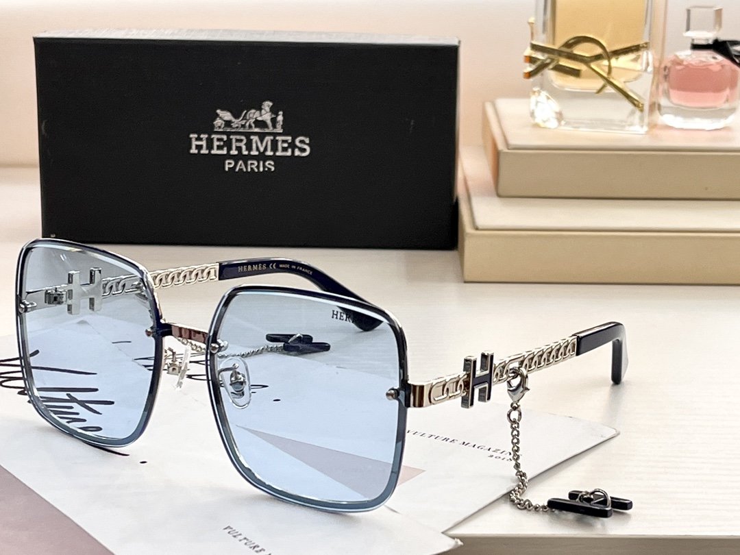 Hermès Square Metal Sunglasses with Chain Detail (Model: HER014S)