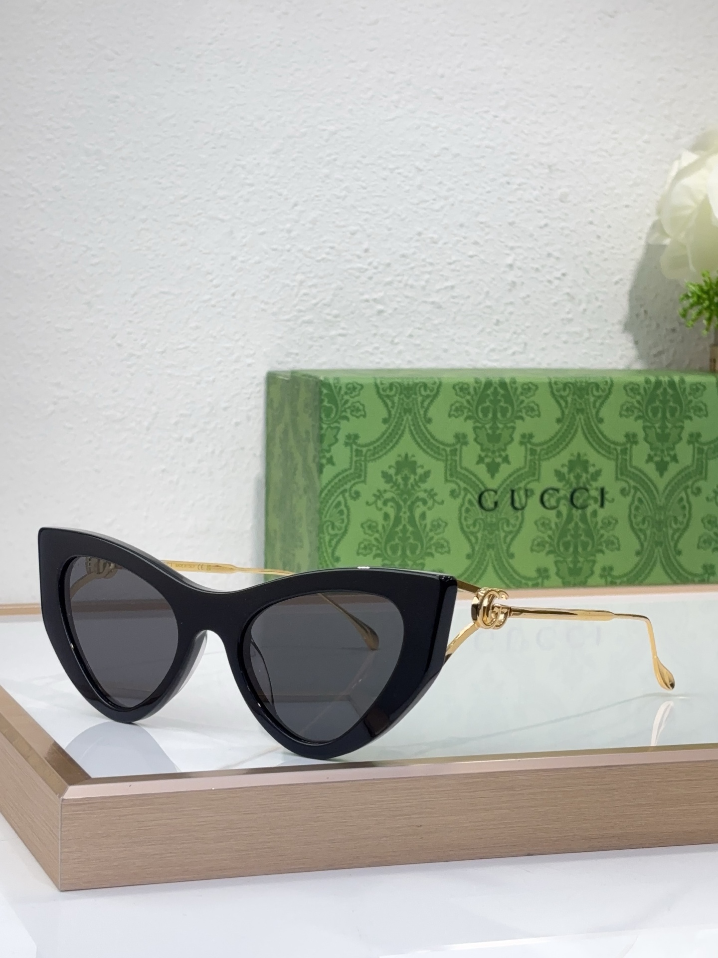 Gucci Cat - Eye Sunglasses in Black Acetate with Gold - Tone Metal Temples