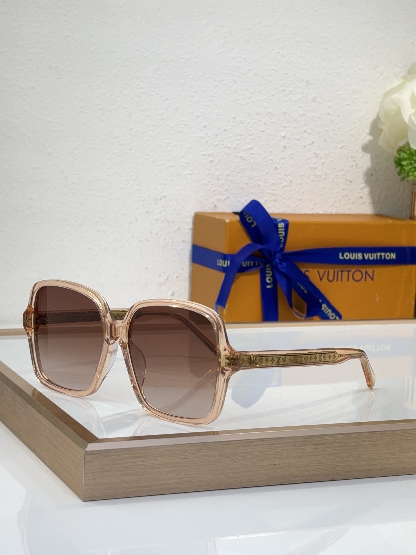 Louis Vuitton Square Acetate Sunglasses with Marble - Effect Temples, Gold LV Motif & Gradient Lenses - Z1817E