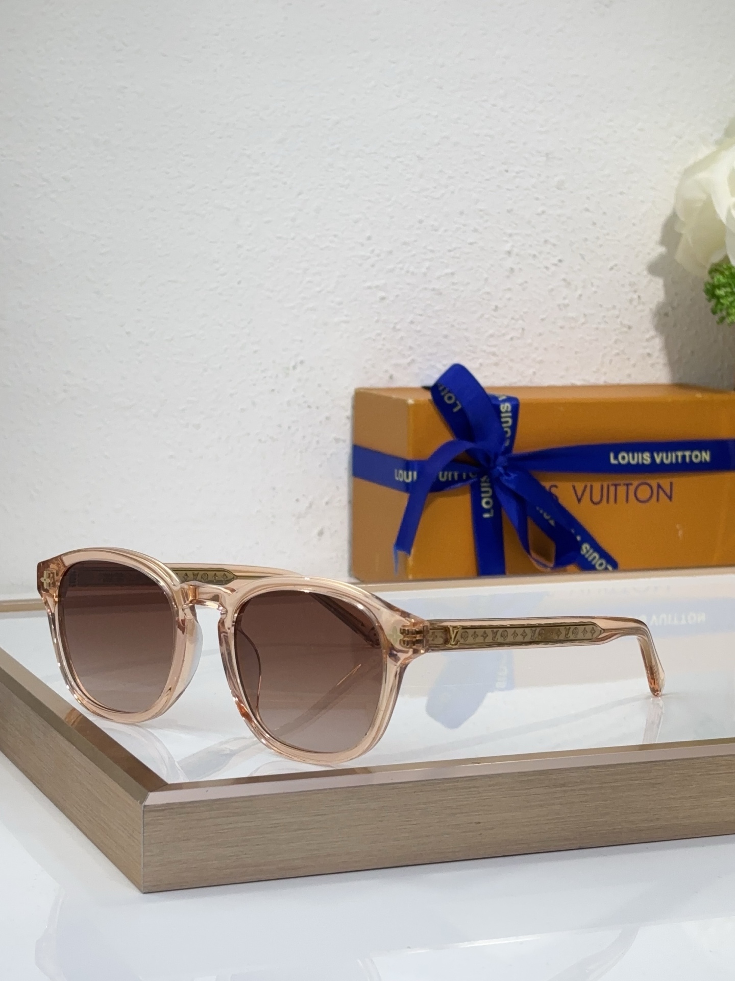 Louis Vuitton Round Acetate Sunglasses with Marble - Effect Temples, Gold LV Motif & Gradient Lenses - Z1816E