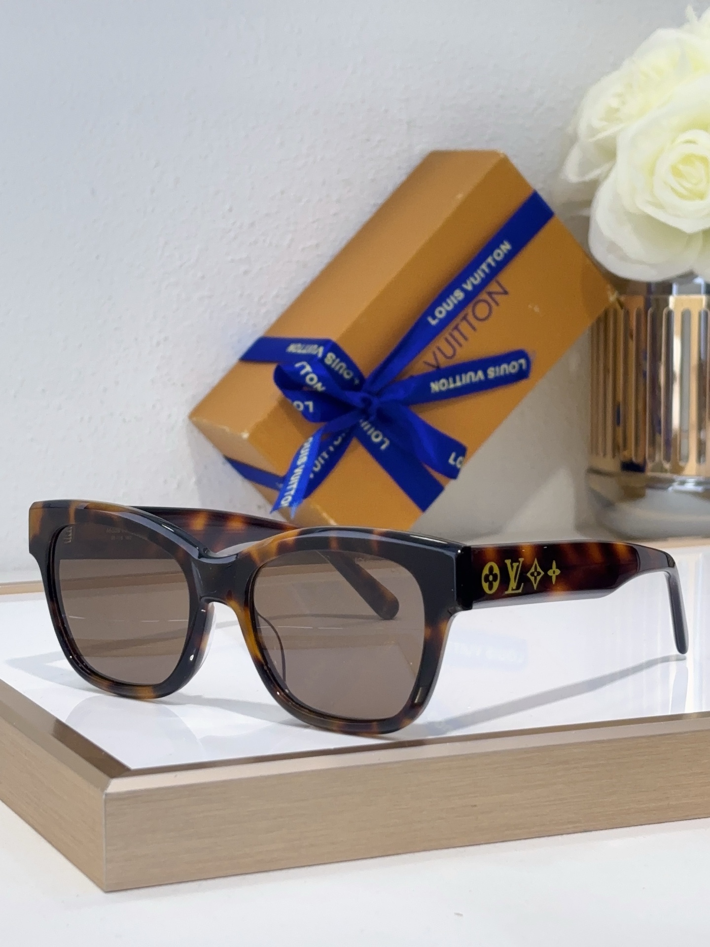 Louis Vuitton Cat - Eye Acetate Sunglasses Z1812E