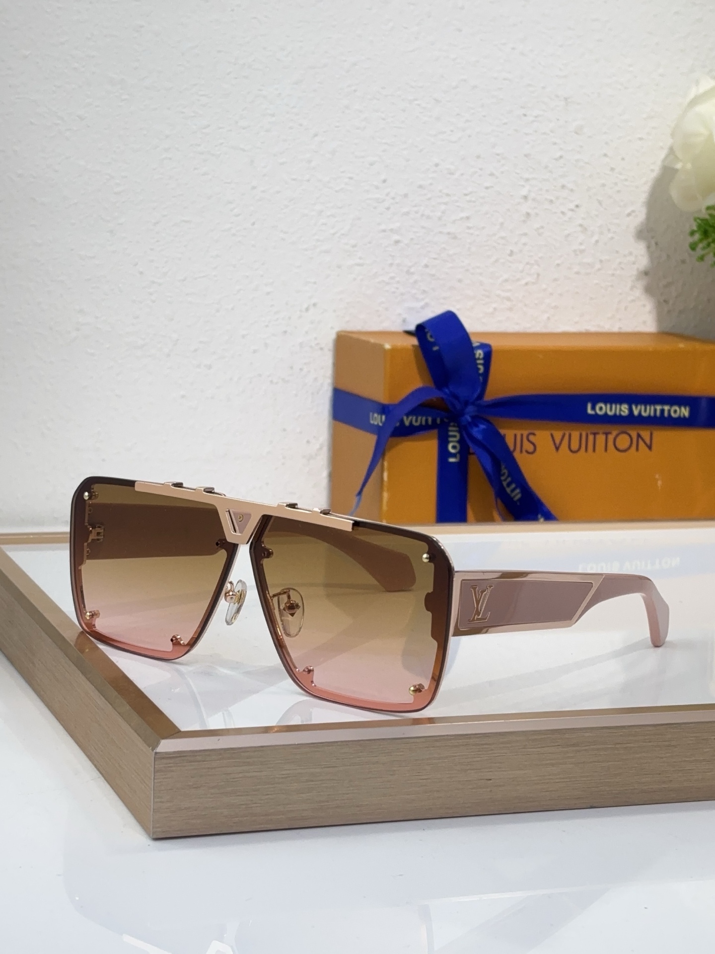 Louis Vuitton Oversized Square Aviator Sunglasses with Gold - Tone Metal Frame, Black Accents & Gradient Lenses - Z1805E