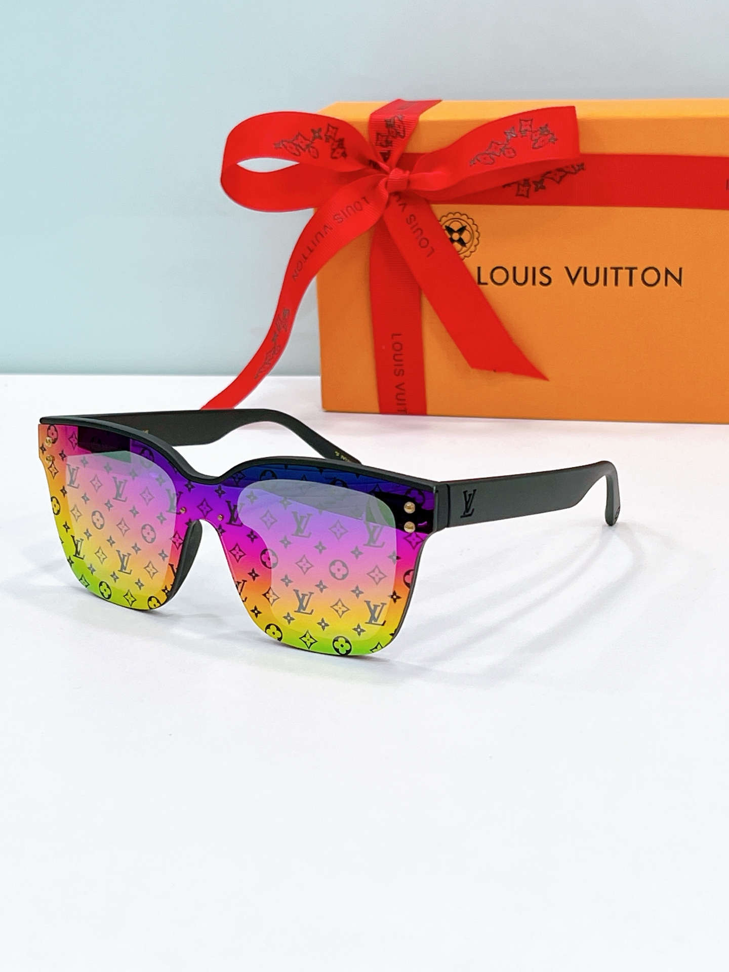 Louis Vuitton Square Acetate Sunglasses with Rainbow - Gradient Monogram Lenses & Black Frame - Z1782E
