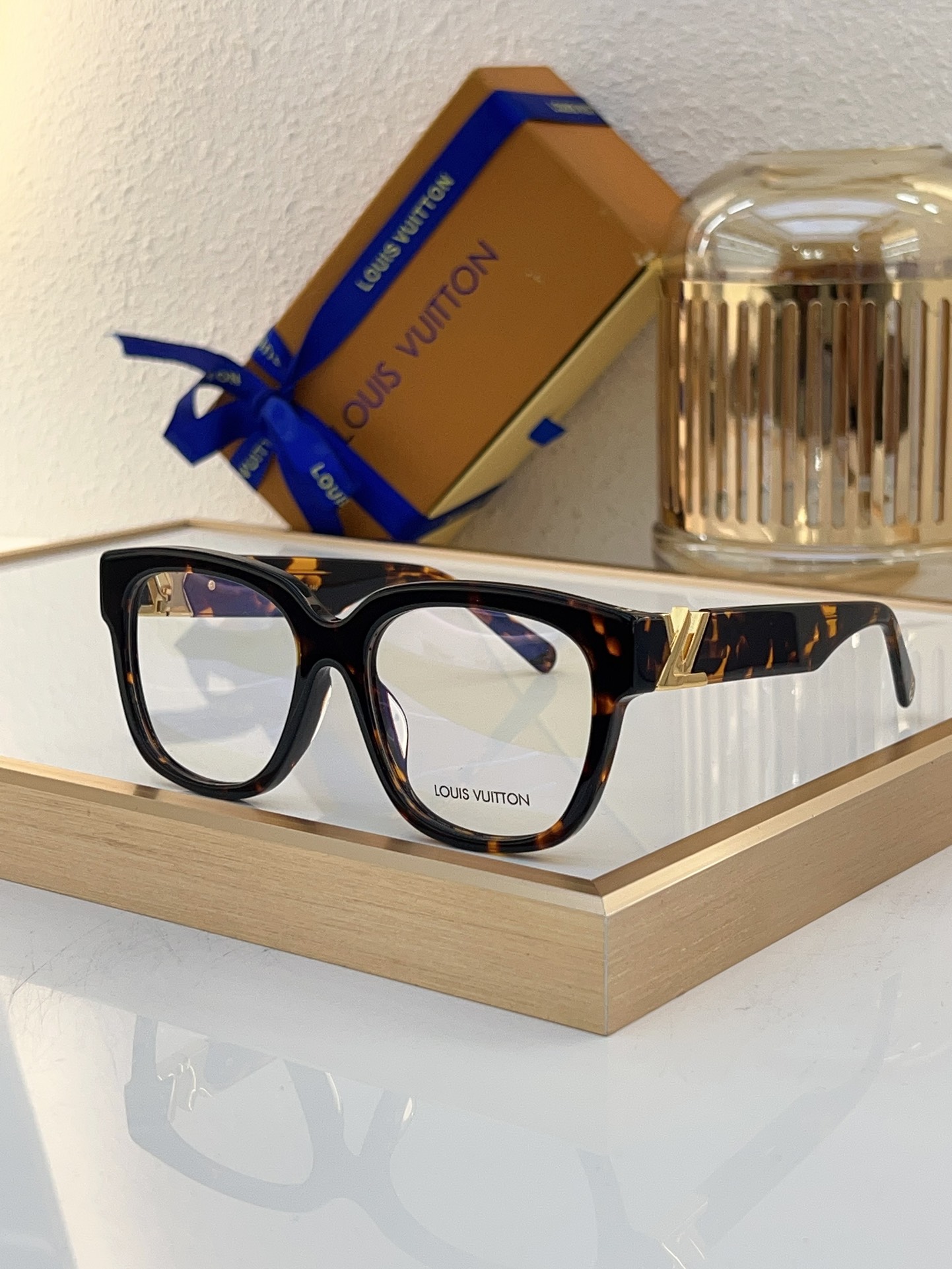 Louis Vuitton Cat - Eye Acetate Sunglasses with Gold LV Motif & Gradient Lenses - Z1777E