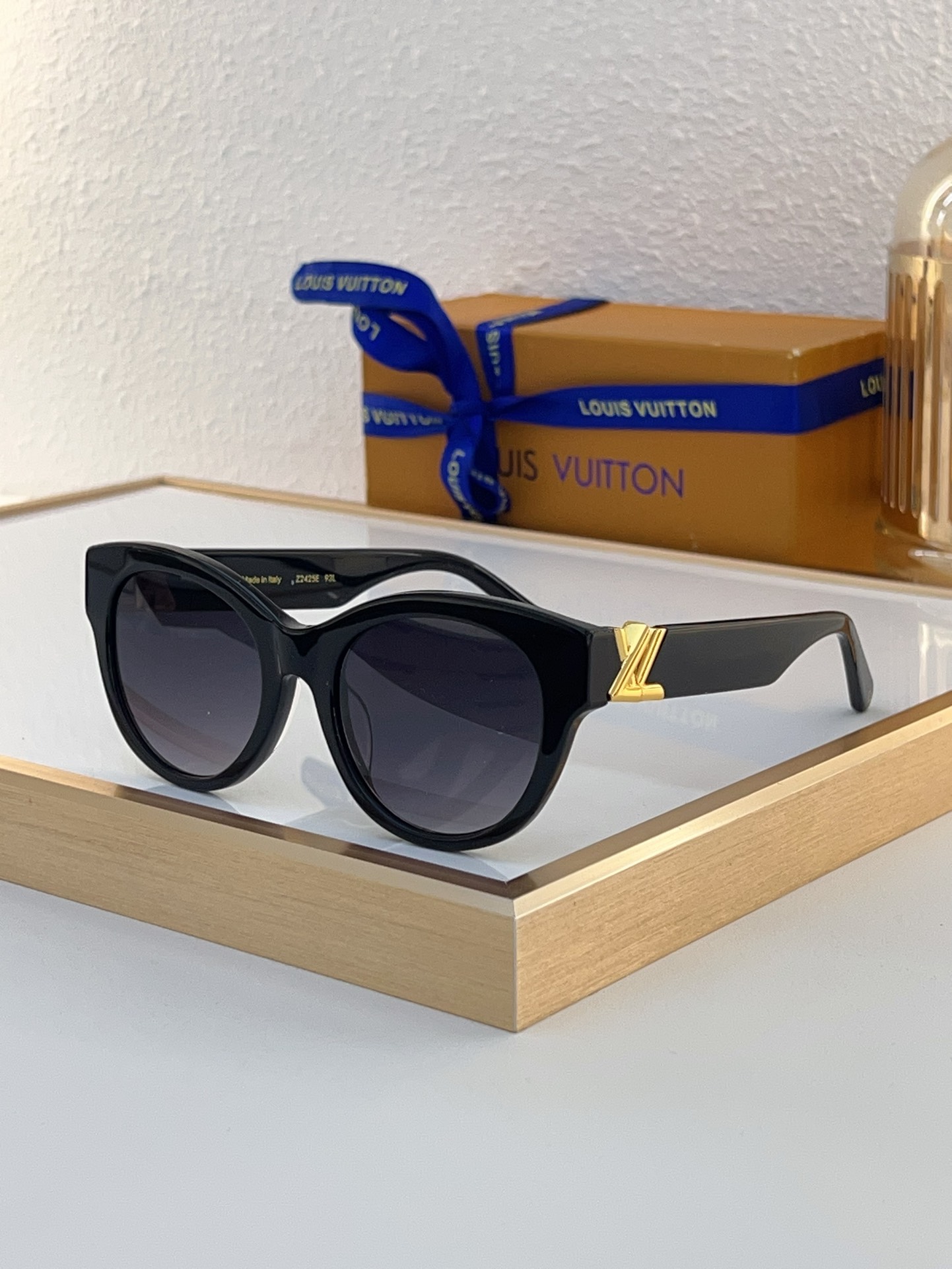 Louis Vuitton Cat - Eye Acetate Sunglasses with Gold LV Motif & Gradient Lenses - Z1777E