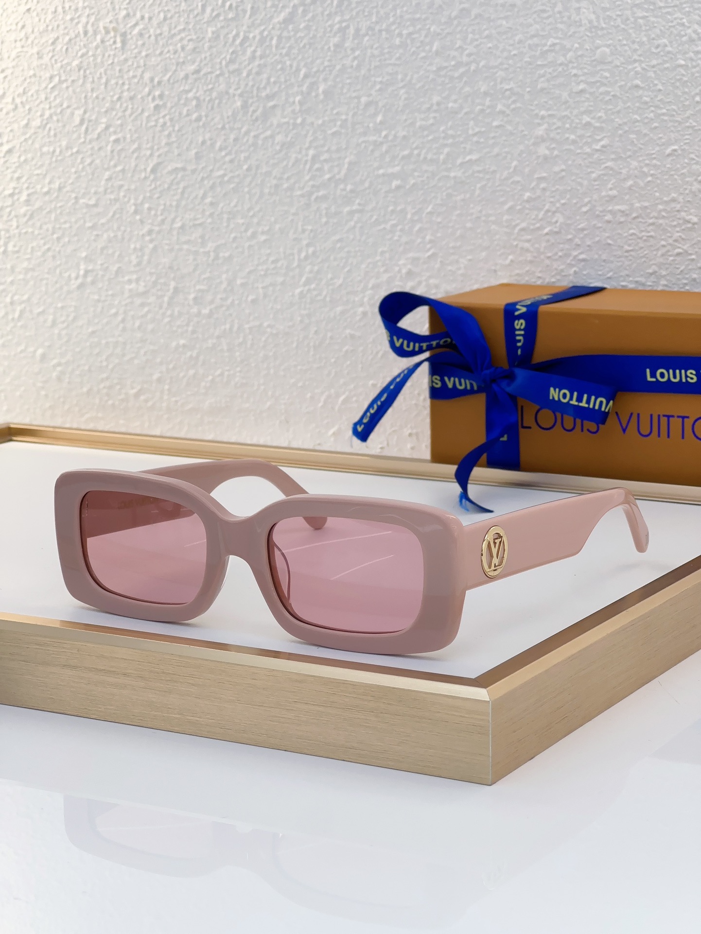 Louis Vuitton Square Tortoiseshell Acetate Sunglasses with Gold LV Motif - Z1775E