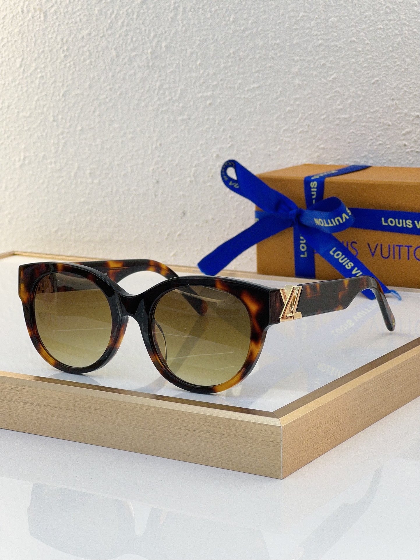 Louis Vuitton Round Tortoiseshell Acetate Sunglasses with Gold LV Accents - Z1771E