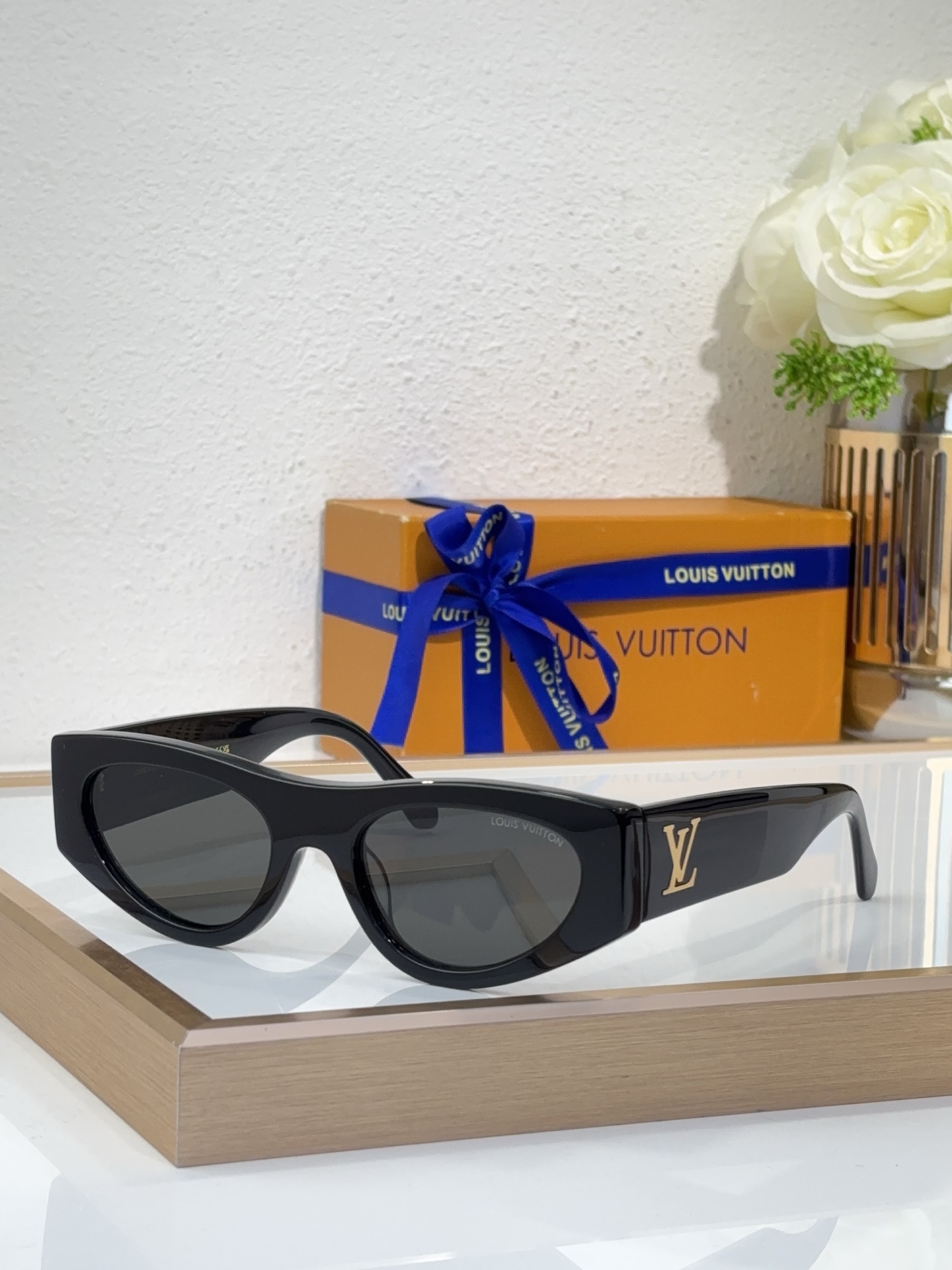 Louis Vuitton Cat - Eye Acetate Sunglasses with Gold LV Logo - Z1746E