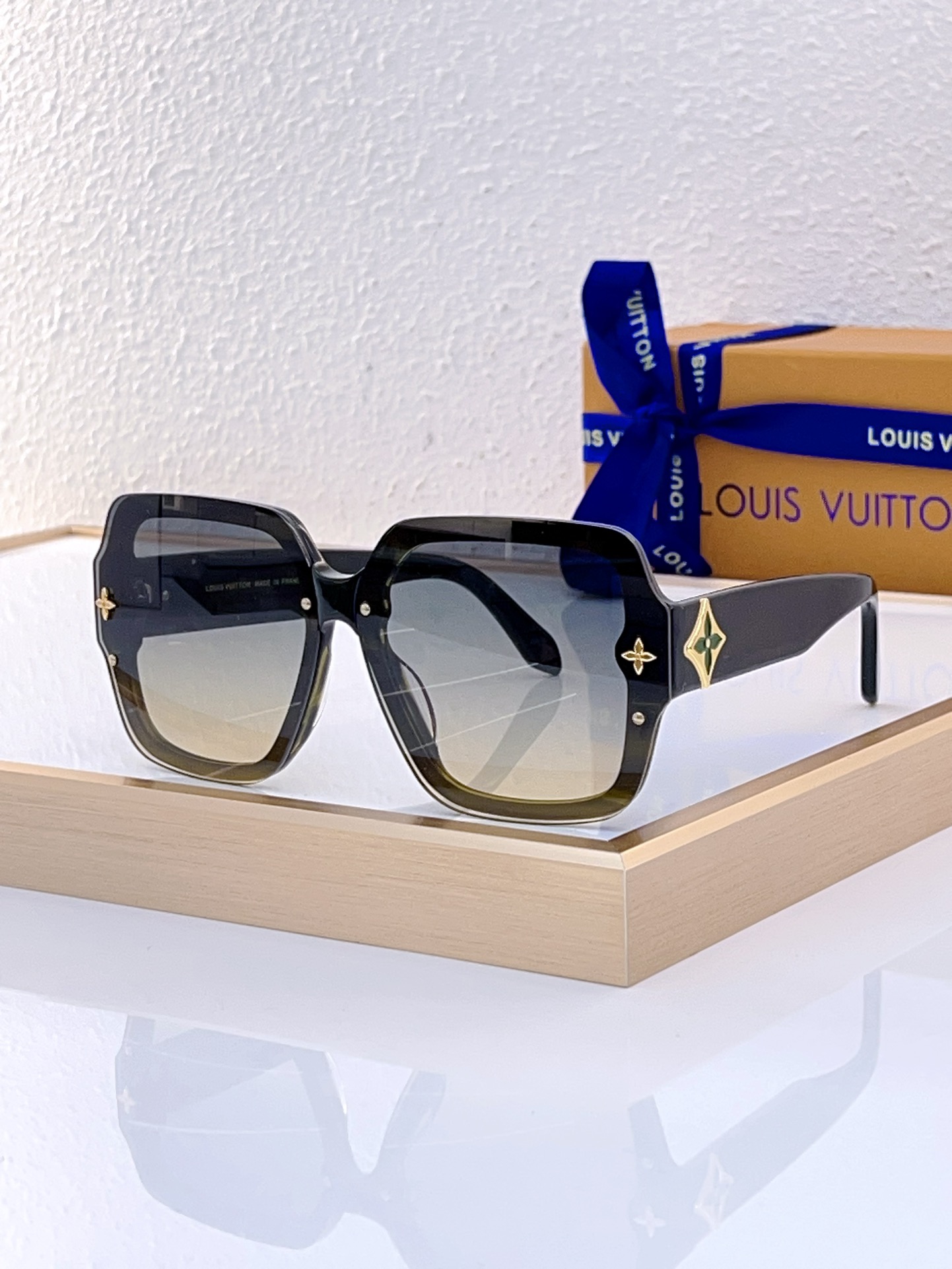 Louis Vuitton Z3100E Oversized Square Sunglasses