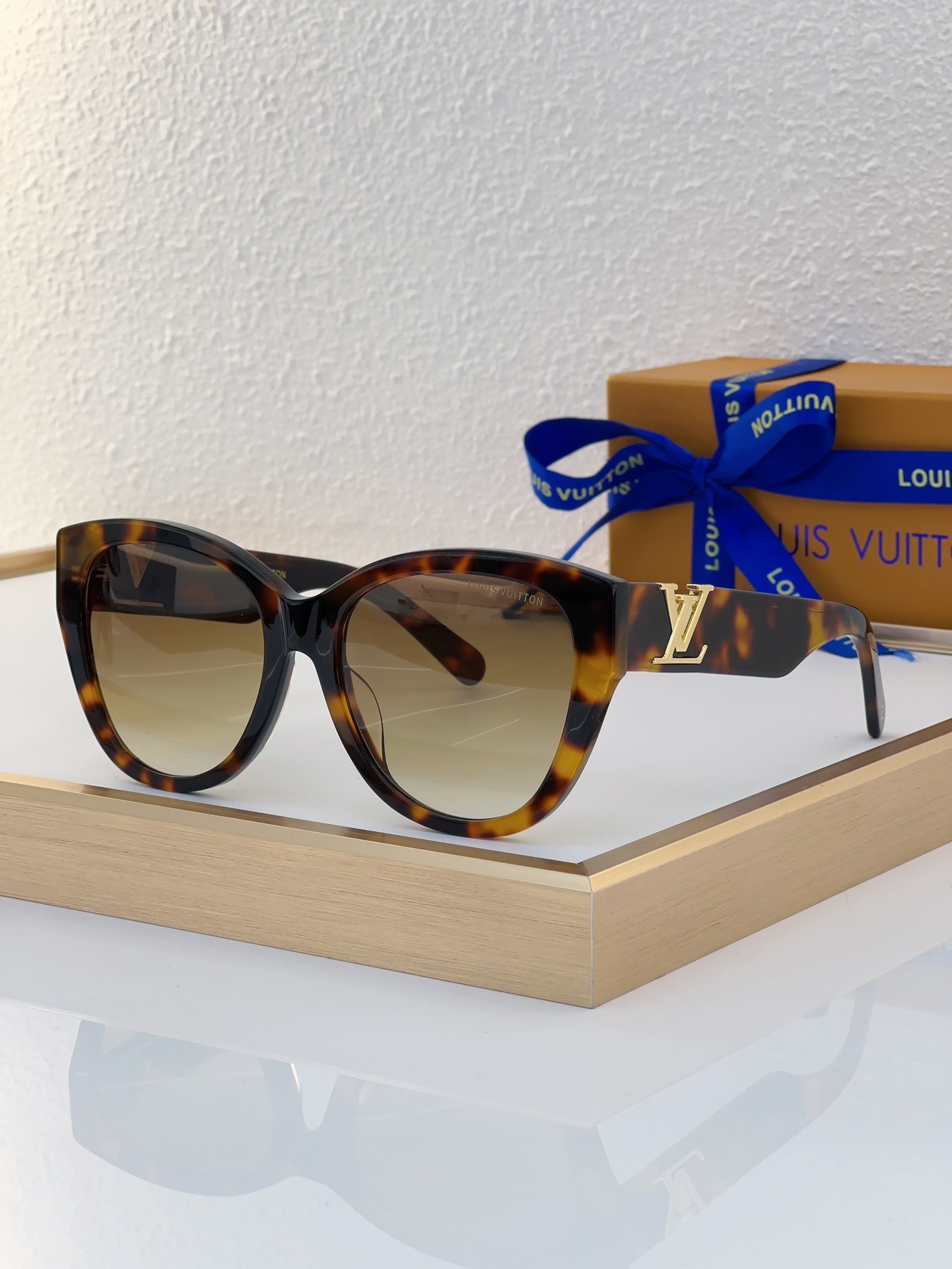 Louis Vuitton Z2510E Cat - Eye Tortoiseshell Sunglasses